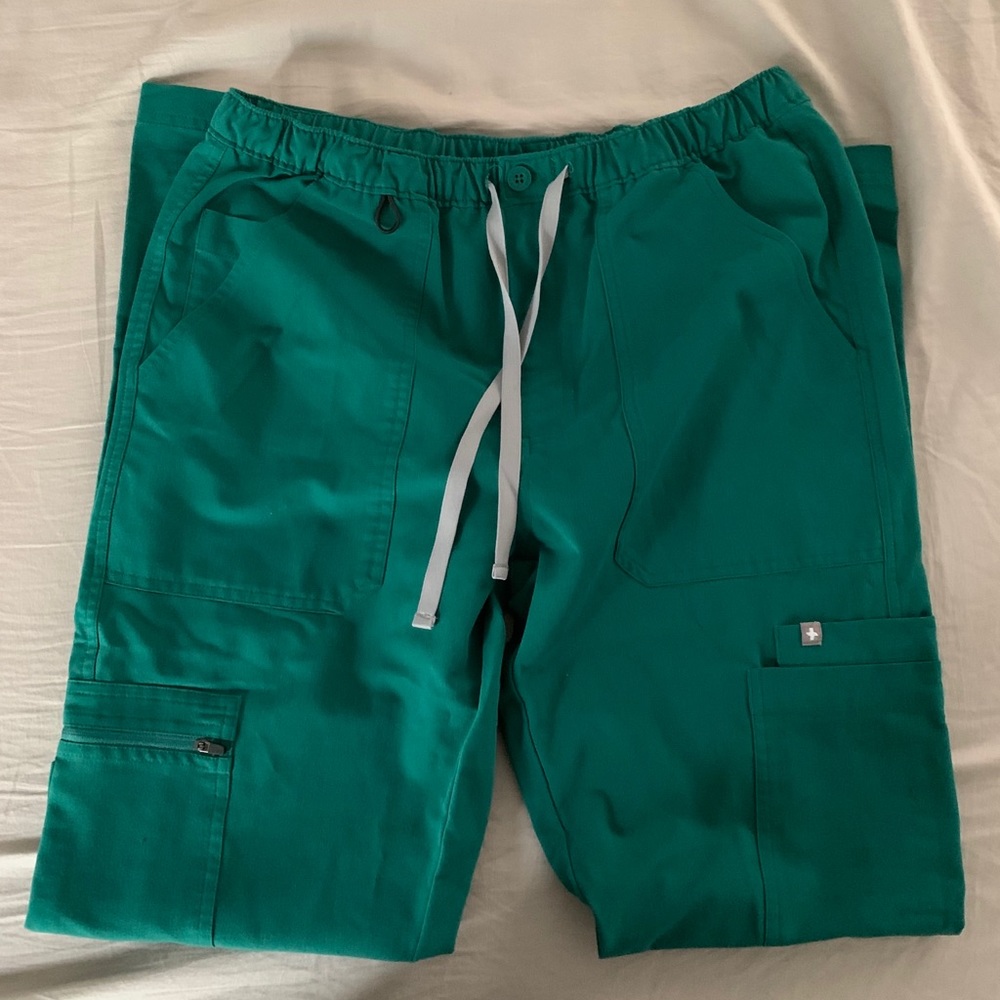 Men’s Hunter green FIGS Cairo scrub pants M